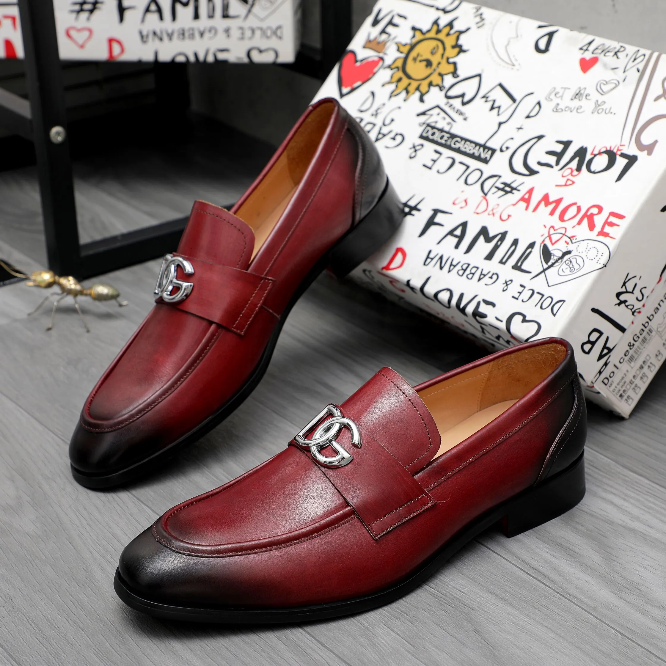 Men's shoes 💰500 Product trademark: DG (Dolce & Gabbana) business casual leather shoes Regular size: 38-45 (45 is custom-made and non-returnable) Product materials: Selected high-quality color-brushed cowhide upper, cowhide lining, original outsole
